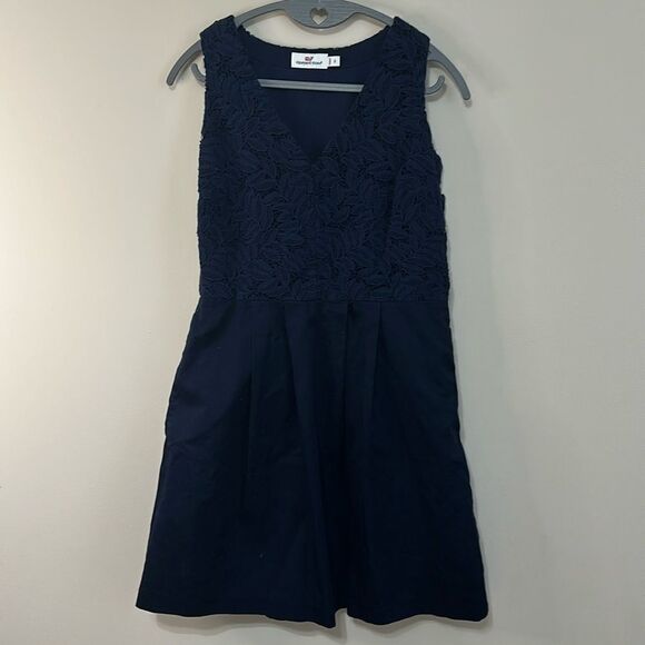 Vineyard Vines Navy Blue Lace Contrast Dress Size 0 Sleeveless Pleated V-Neck - Picture 1 of 6